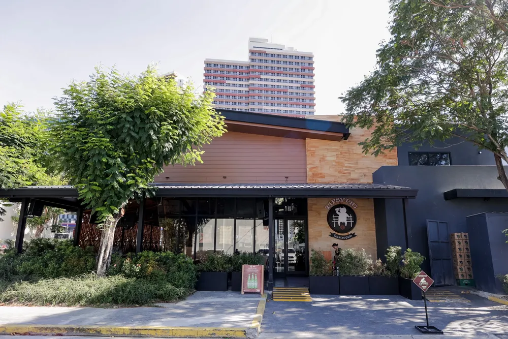 Tipsy Pig BGC interior, real photo